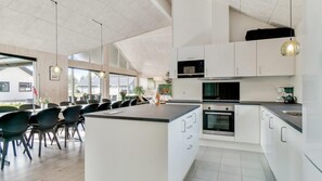 Fridge, microwave, oven, stovetop - VillaVilla 464 - Houstrup Strand, Vestjylland (Nørre Nebel)