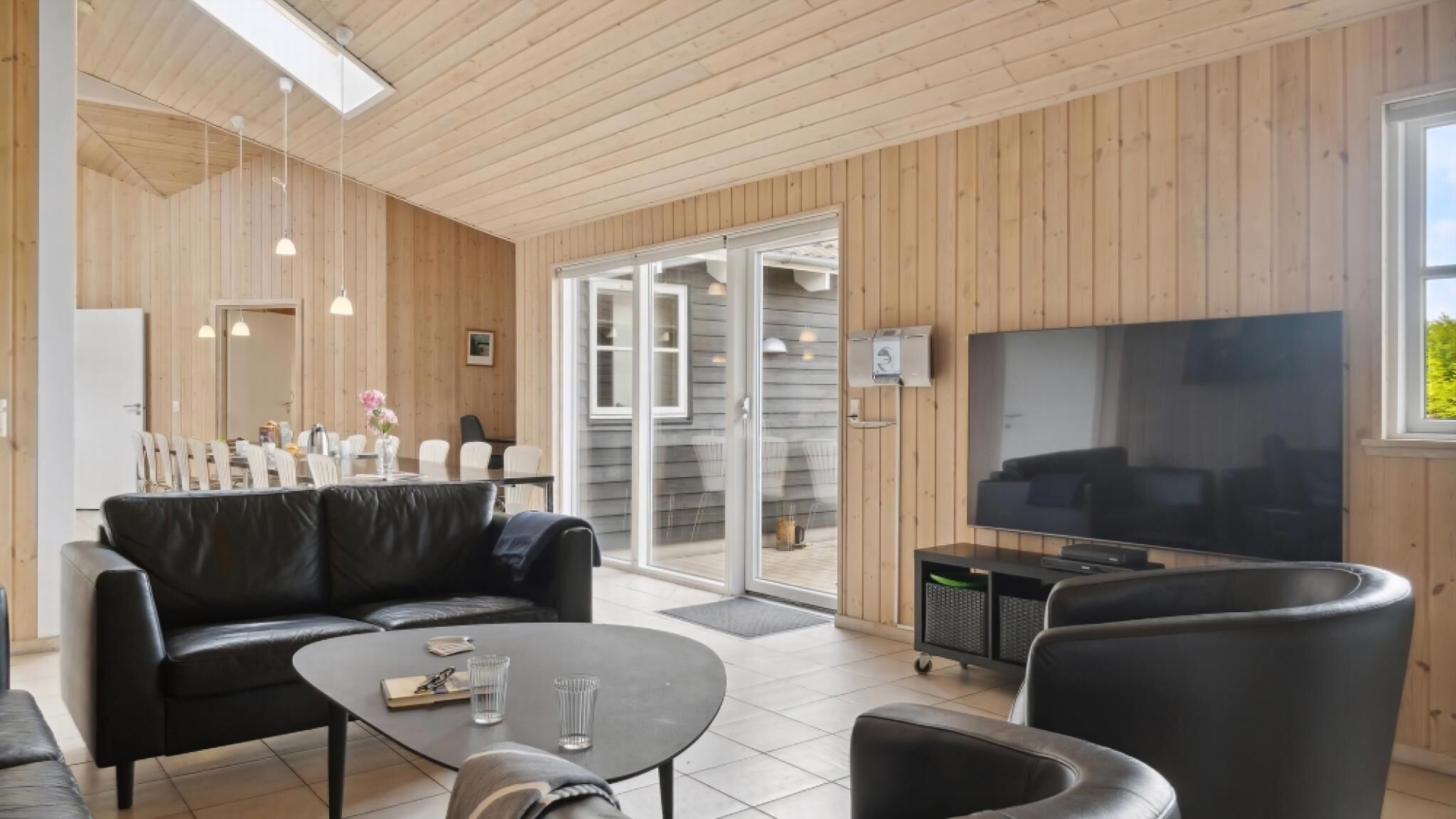 Cheminée, baby-foot, table de tennis de table