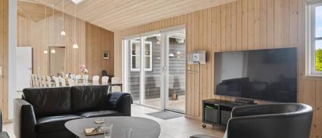 Cheminée, baby-foot, table de tennis de table