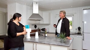 Jääkaappi, uuni, liesi, kahvin-/teenkeitin