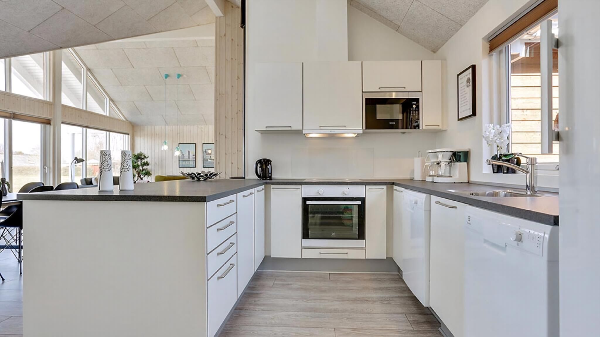 Réfrigérateur, four, plaque de cuisson, cafetière/bouilloire