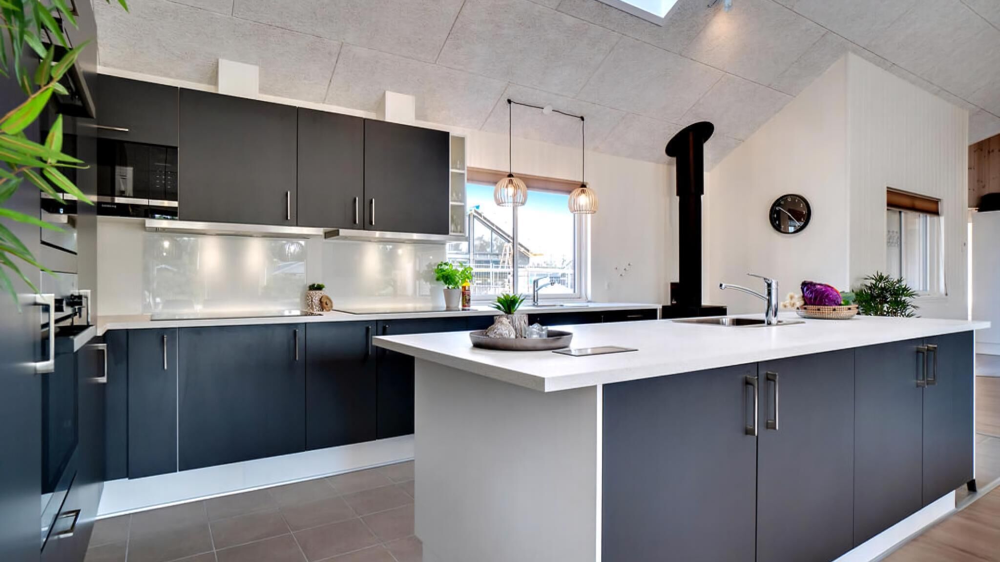 Køleskab, ovn, kogeplade, kaffe-/temaskine