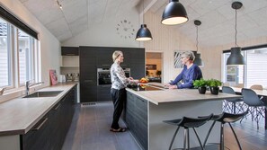 Kjøleskap, ovn, kokeplater og kaffetrakter/tekoker