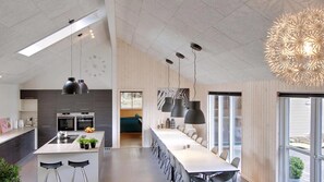 Kjøleskap, ovn, kokeplater og kaffetrakter/tekoker