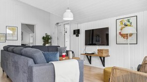 Televisio, takka, videopelikonsoli, pöytäjalkapallopöytä