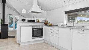 Fridge, microwave, oven, stovetop - VillaVilla 212 - Marielyst, Lolland/Falster/møn (Idestrup)