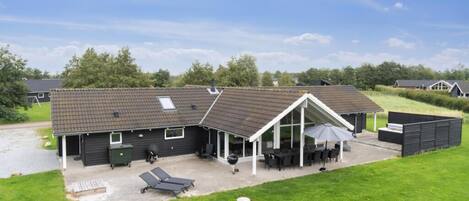 تناول الطعام بالخارج