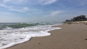 A beach with waves, a clear sky, and a distant shoreline with trees. - VillaVilla 255 - Kegnæs, Sydjylland (Sydals)