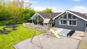 A house with a patio, a swing set, a chessboard, and a trampoline. - VillaVilla 255 - Kegnæs, Sydjylland (Sydals)