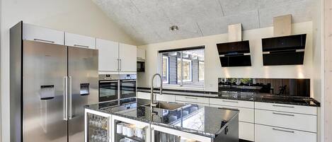 冷蔵庫、オーブン、コンロ、コーヒー / ティーメーカー