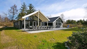A modern house with a covered patio and a swimming pool. - VillaVilla 384 - Gilleleje, Nordsjælland (Græsted)