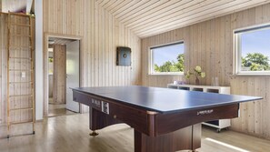 A billiards table in a room with wooden walls and large windows. - VillaVilla 274 - Tisvildeleje, Nordsjælland (Tisvildeleje)
