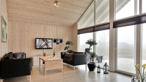 Una televisión, una chimenea, una consola de videojuegos