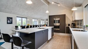 Fridge, microwave, oven, stovetop - VillaVilla 431 - Hostrup Strand, Limfjorden (Spøttrup)