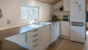 Fridge, microwave, oven, stovetop - VillaVilla 244 - Öland, Sverige (Köpingsvik)