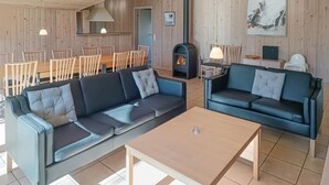 Una sala de estar moderna con un sofá, una mesa de centro y una chimenea.