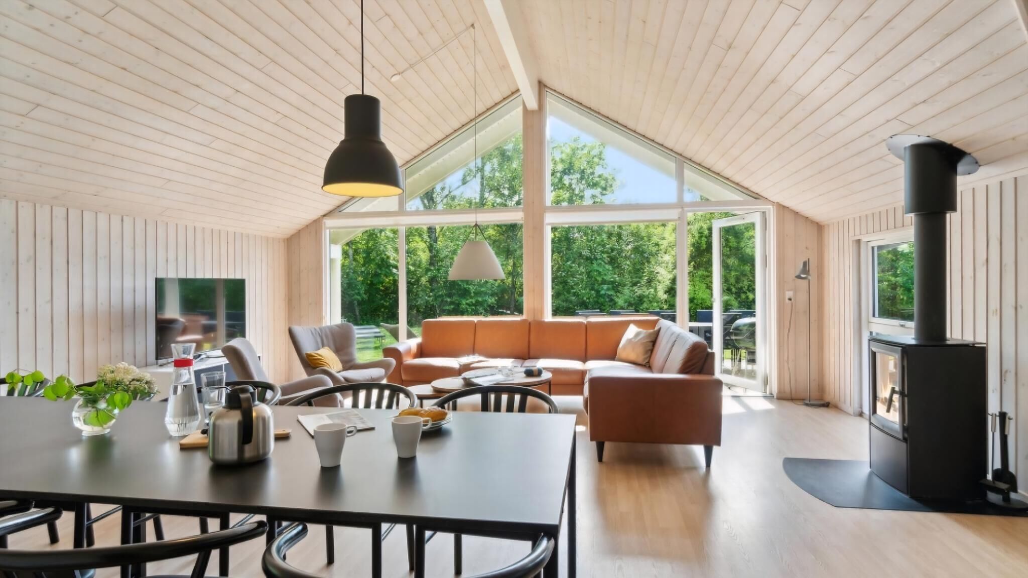 Una chimenea, una mesa de tenis de mesa