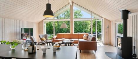 Una chimenea, una mesa de tenis de mesa