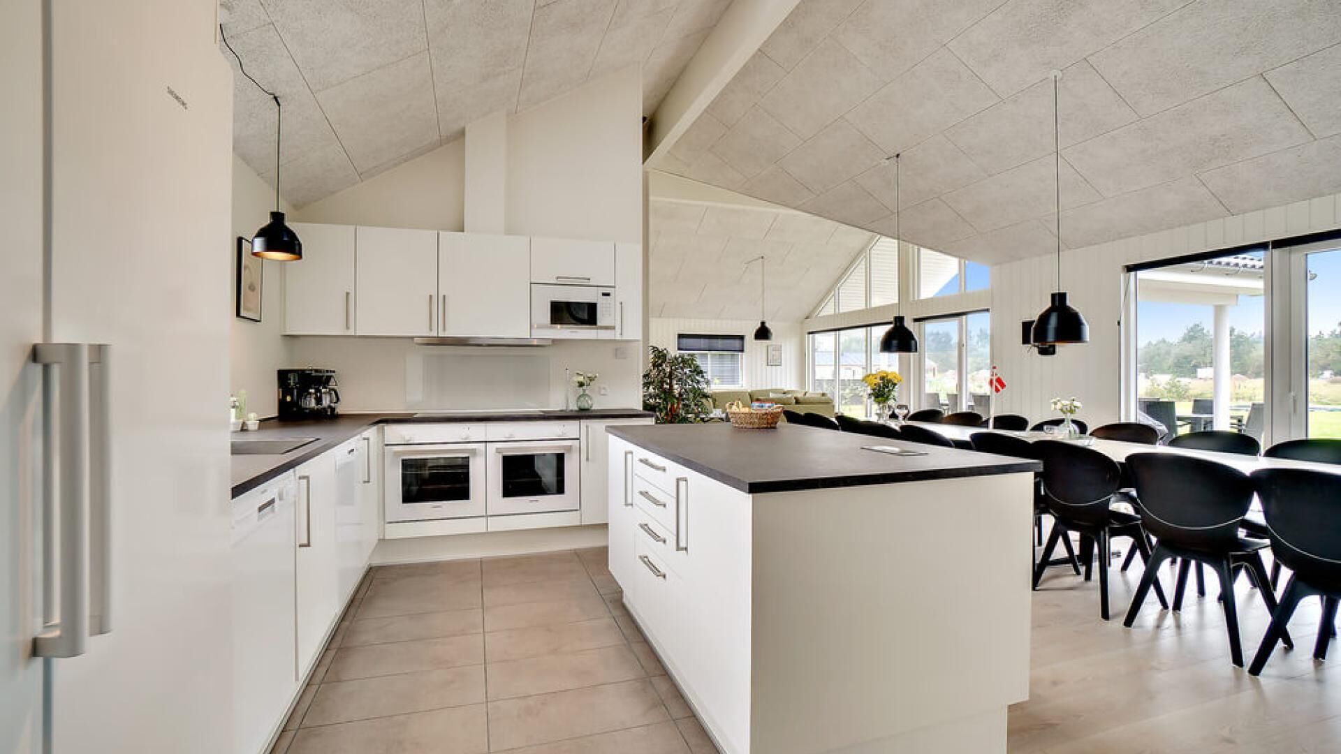 Kjøleskap, ovn, kokeplater og kaffetrakter/tekoker