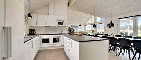 Kjøleskap, ovn, kokeplater og kaffetrakter/tekoker