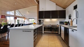 Fridge, microwave, oven, stovetop - VillaVilla 285 - Marielyst, Lolland/Falster/møn (Idestrup)