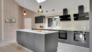 Refrigerador, horno, parrilla de estufa y cafetera y tetera 