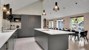 Fridge, microwave, oven, stovetop - VillaVilla 438 - Asserbo/Liseleje, Nordsjælland (Frederiksværk)