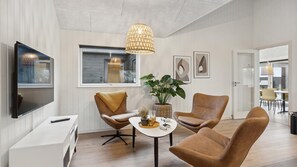 Tv, eldstad, bordsfotboll och ett bordtennisbord