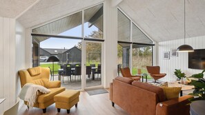 暖炉、テーブルサッカー台、卓球台