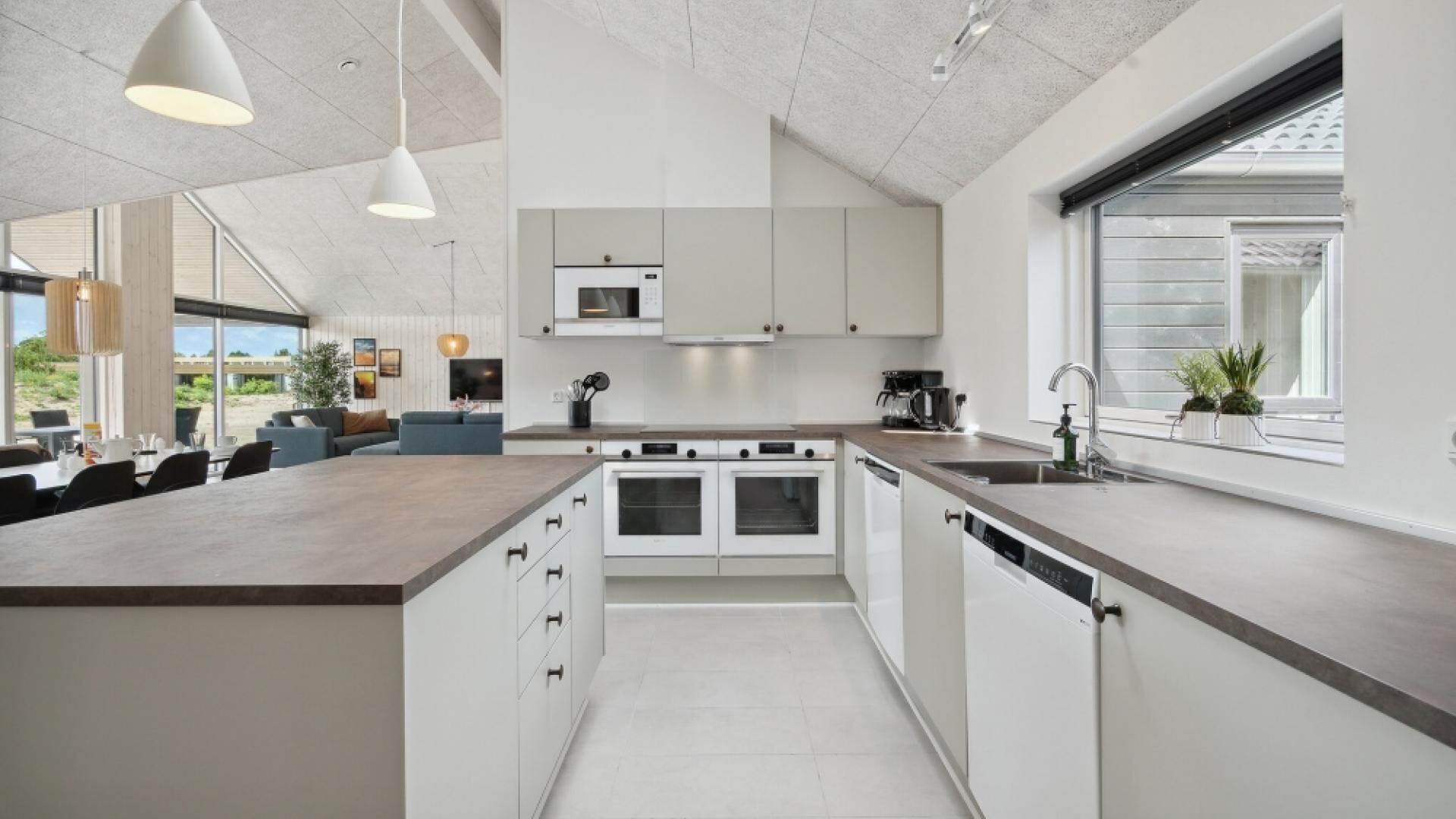 Réfrigérateur, four, plaque de cuisson, cafetière/bouilloire