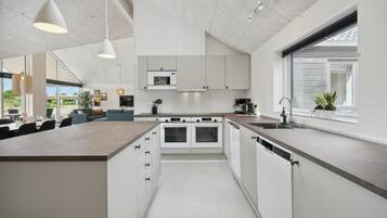 Réfrigérateur, four, plaque de cuisson, cafetière/bouilloire