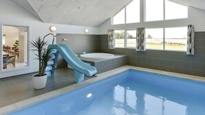 A swimming pool with a slide, a bathtub, and a potted plant. - VillaVilla 324 - Skåstrup Strand, Fyn og øer (Bogense)