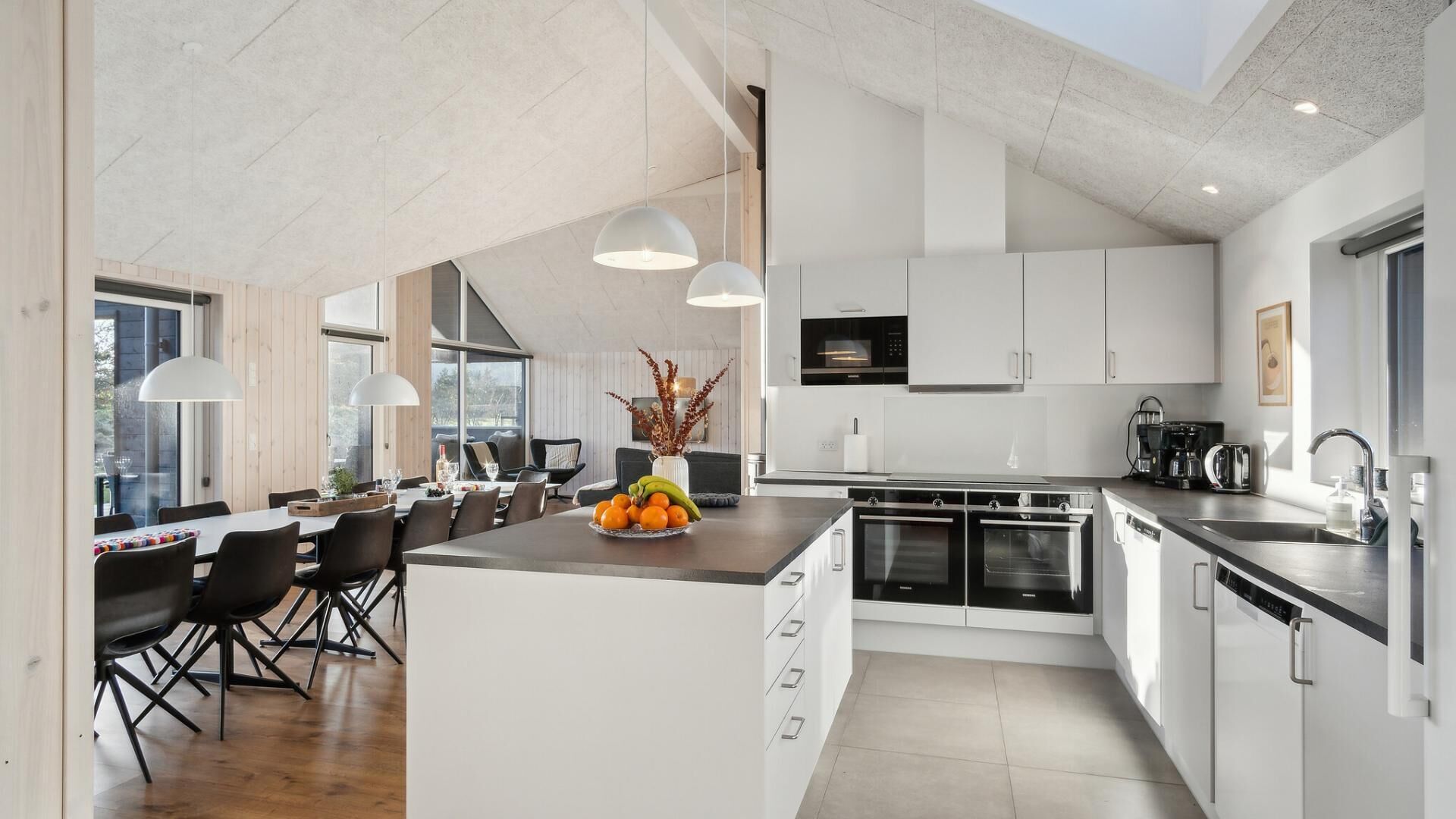 Jääkaappi, uuni, liesi, kahvin-/teenkeitin