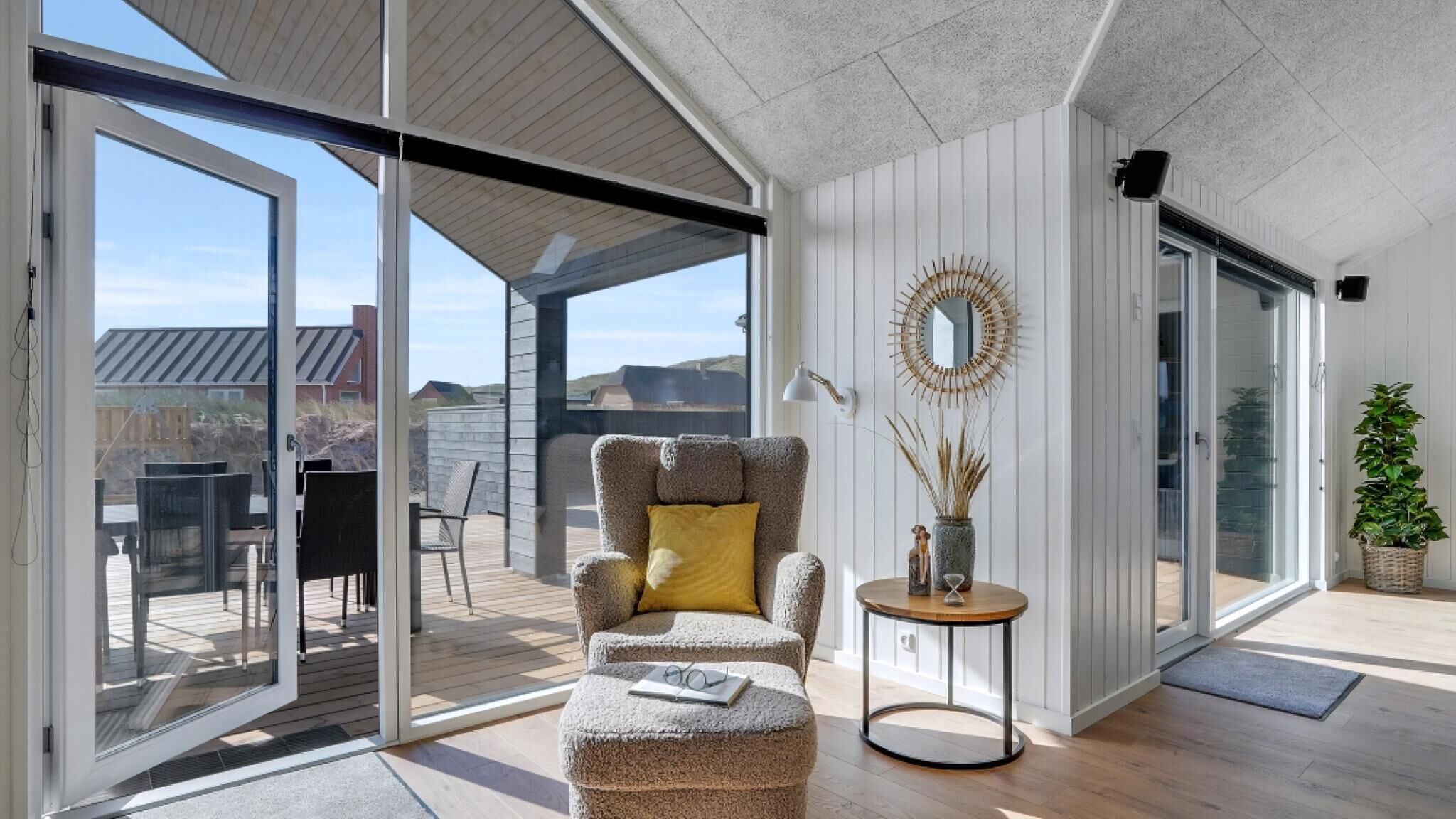 暖炉、テーブルサッカー台、卓球台