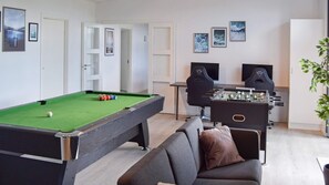 A room with a pool table, a foosball table, and a sofa. - VillaVilla 908 - Marielyst, Lolland/Falster/møn (Væggerløse)