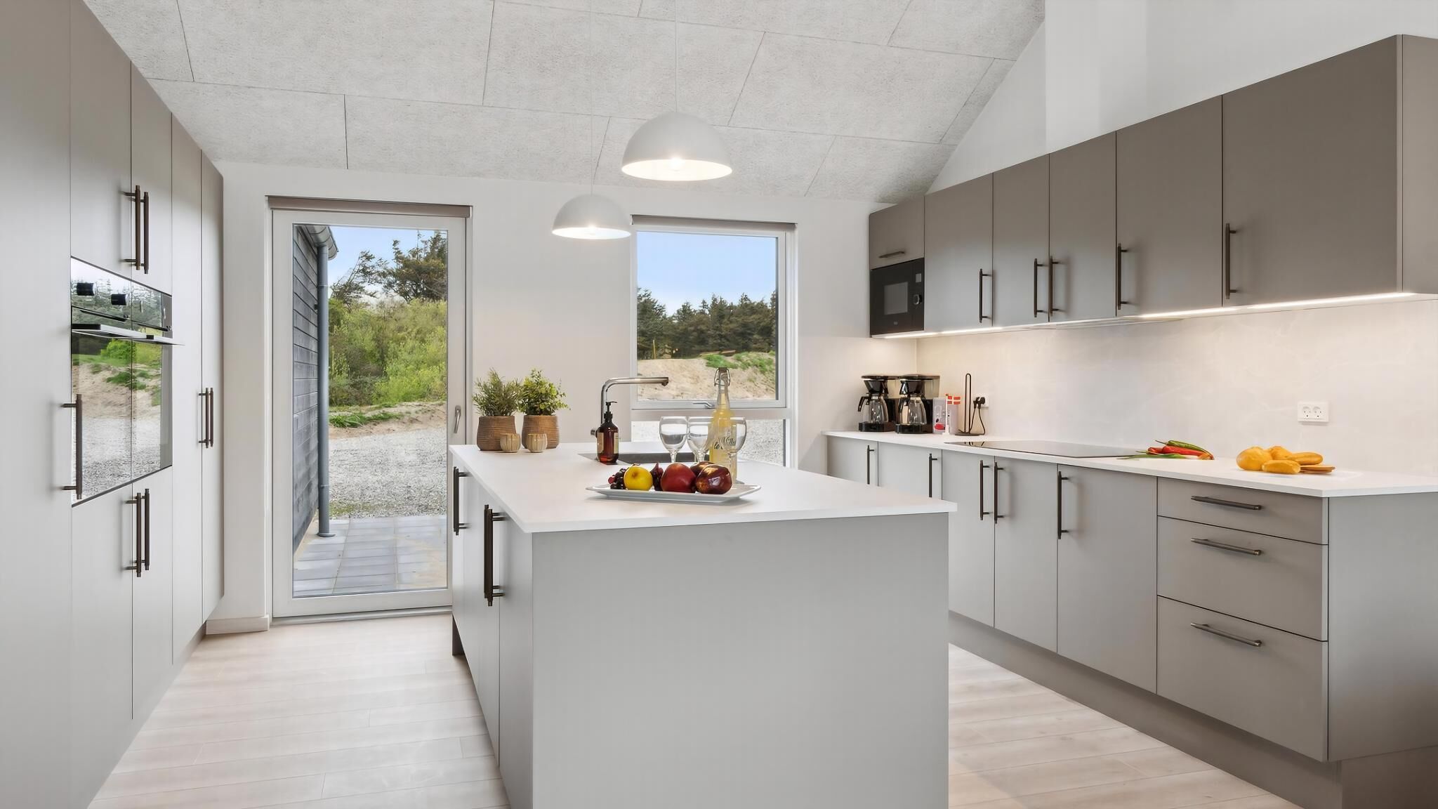 Fridge, oven, stovetop, coffee/tea maker