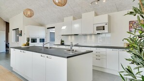 Køleskab, ovn, kogeplade, kaffe-/temaskine