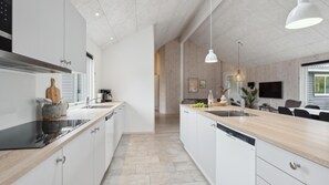 Fridge, microwave, oven, stovetop - VillaVilla 535 - Houstrup Strand, Vestjylland (Nørre Nebel)