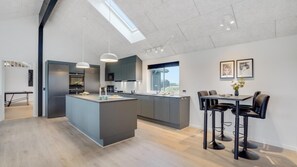 Refrigerador, horno, parrilla de estufa y cafetera y tetera 