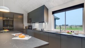 Refrigerador, horno, parrilla de estufa y cafetera y tetera 