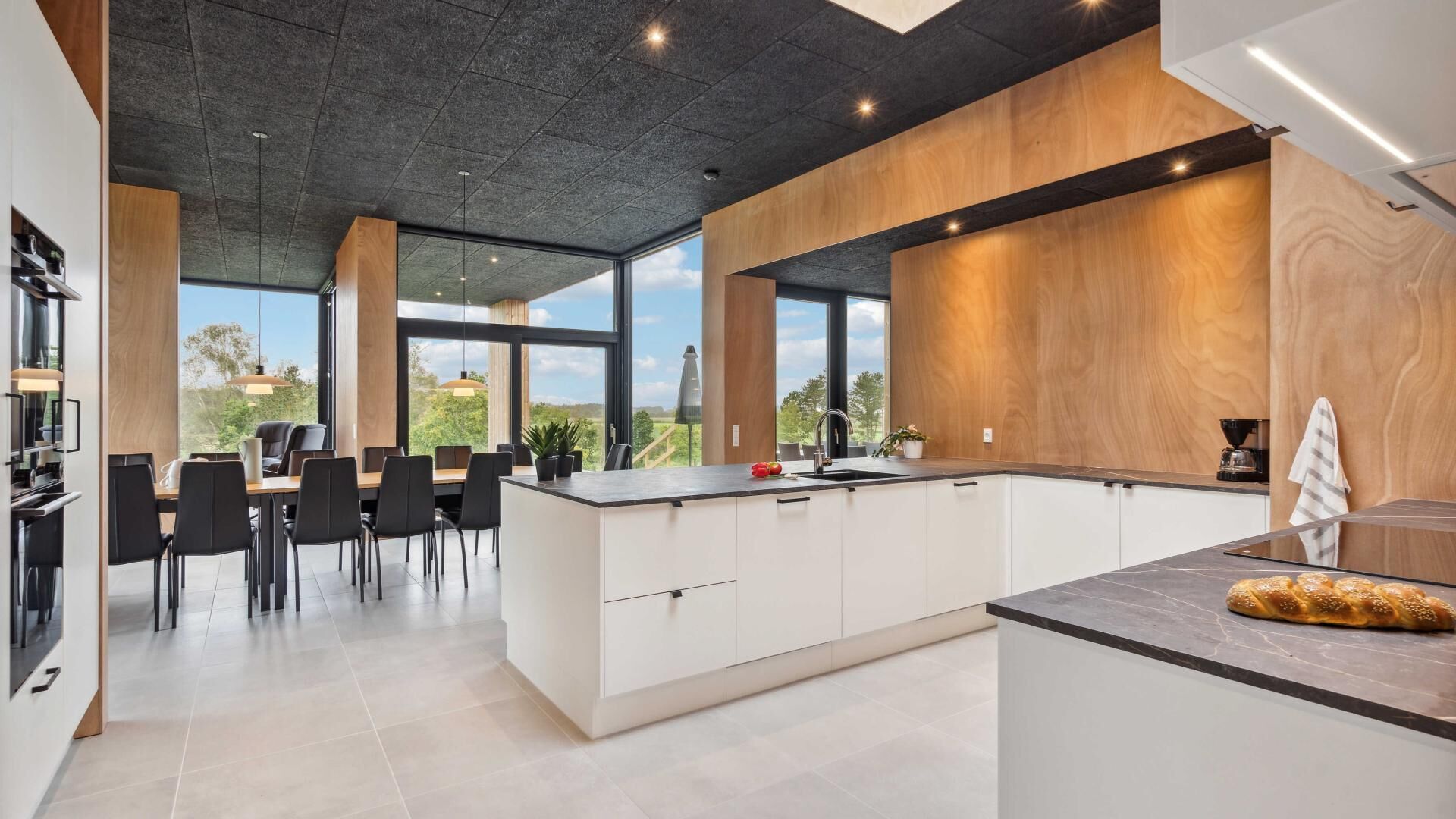 Kühlschrank, Ofen, Herdplatte, Wasserkocher mit Kaffee-/Teezubehör