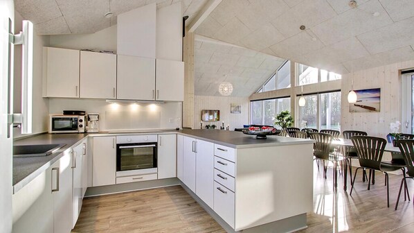 Fridge, oven, stovetop, coffee/tea maker