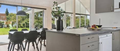 Frigorífico, horno, placa de cocina y cafetera o tetera