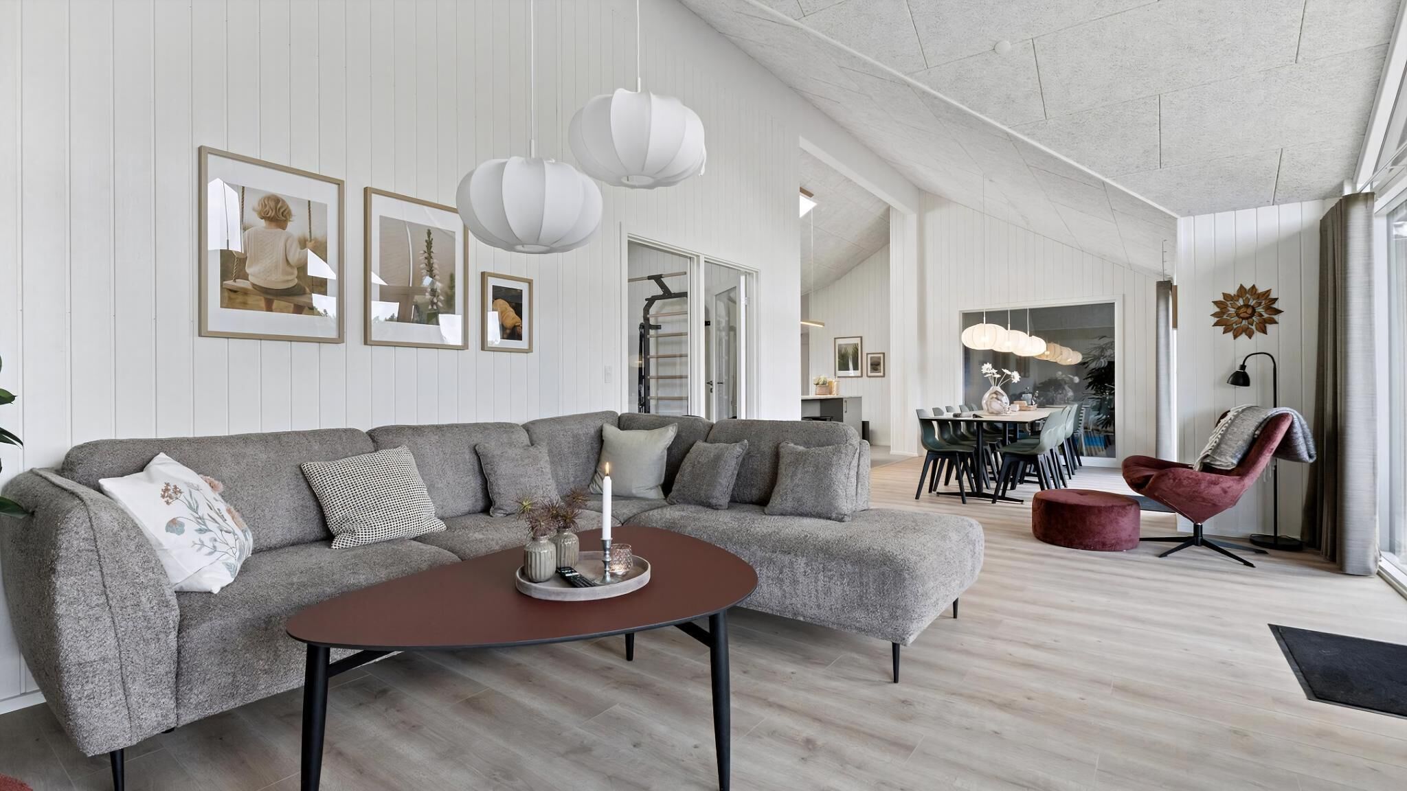 Una chimenea, una mesa de tenis de mesa