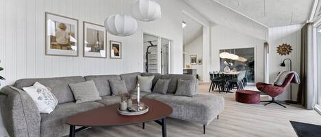 Una chimenea, una mesa de tenis de mesa