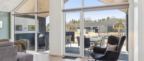 Peis, fotballspill og bordtennis