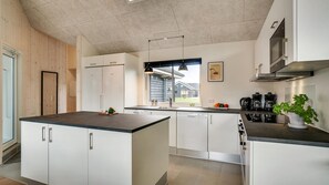 Fridge, microwave, oven, stovetop - VillaVilla 473 - Houstrup Strand, Vestjylland (Nørre Nebel)