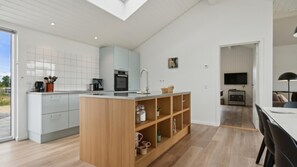 Wasserkocher mit Kaffee-/Teezubehör, Kühlschrank, Mikrowelle, Ofen