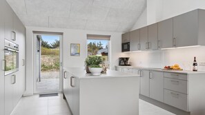 Fridge, microwave, oven, stovetop - VillaVilla 658 - Nr. Lyngby ved Løkken, nordjyllan (Løkken)