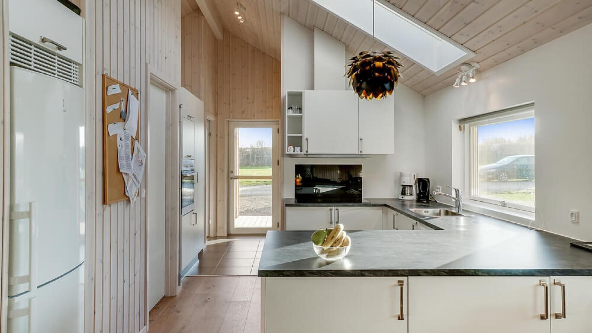 Kjøleskap, ovn, kokeplater og kaffetrakter/tekoker